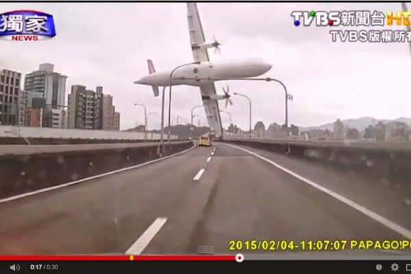 Video: Accidente aereo en Taipei, Taiwan (el ala del avión colisiona con el puente) Accidente aereo Taipei Taiwan